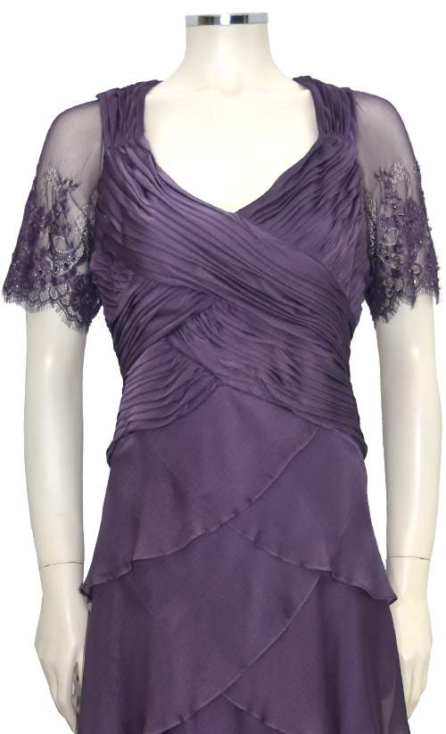 Vestido com blusa drapeada e manga com renda e bordado da Adrianna