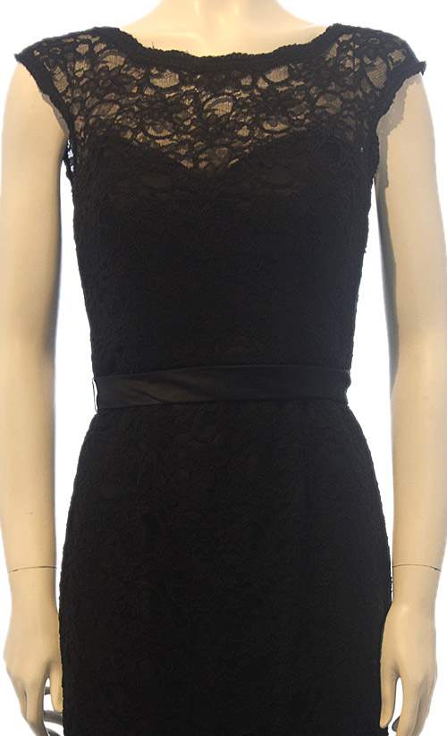 Vestido Longo renda e Guipir, com decote nas costas, da marca Jovani.