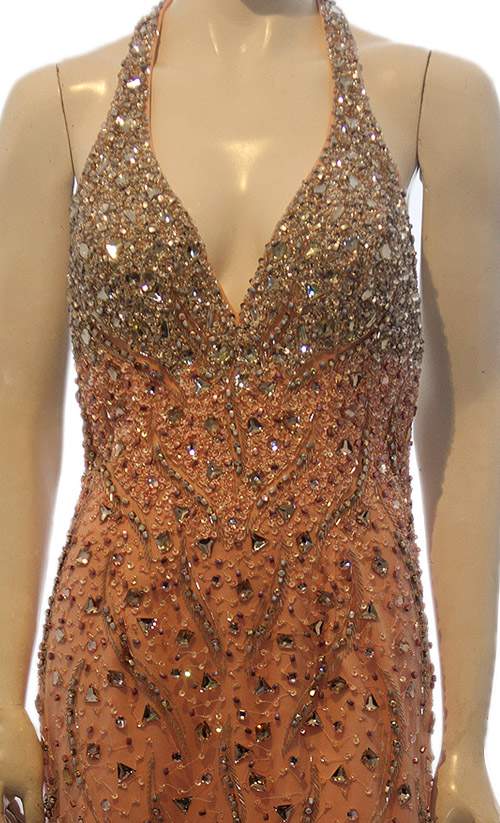 Vestido curto, frente única, todo bordado com decote nas costas, da Marca Alyce Paris